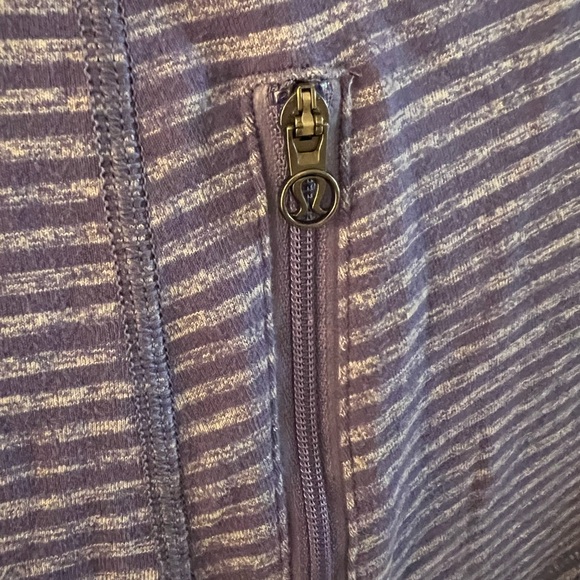 LULULEMON ATHLETICA HALF ZIPPER SIZE 4 ( small).came with the bag!!! - Picture 5 of 9